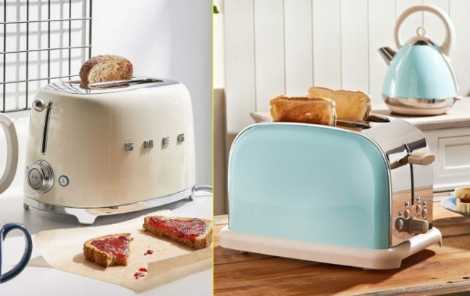 Toaster with toast 