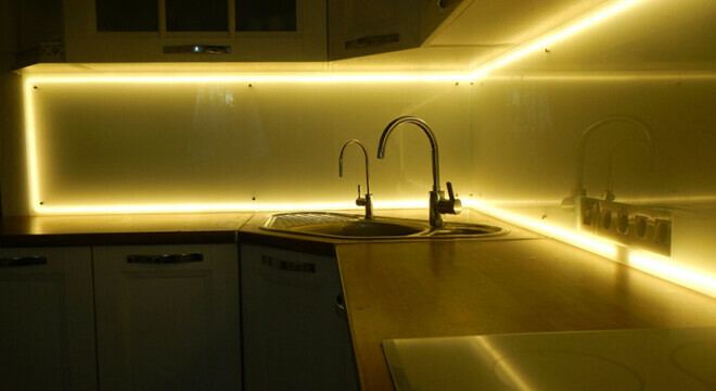 Iluminação da área de trabalho na cozinha