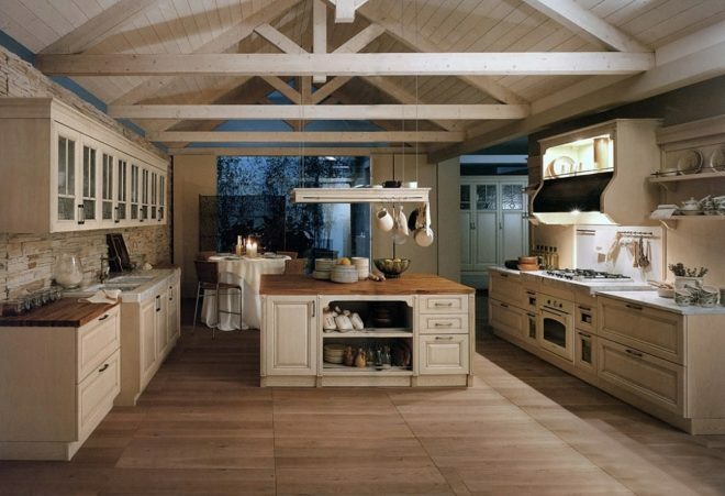 klasikinė virtuvė mediniame name