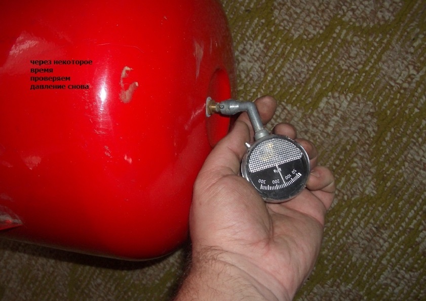Checking the pressure in the expansion vessel