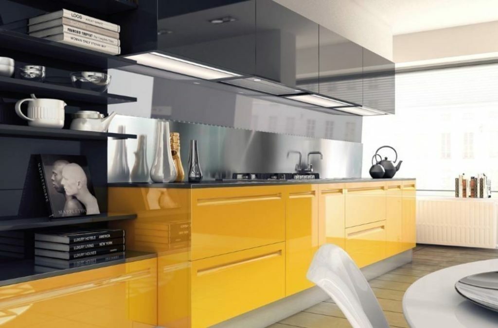 Grijze en gele kleuren in de keuken