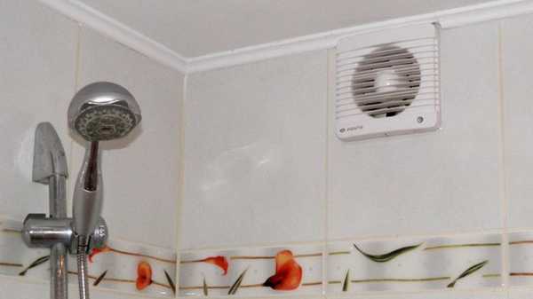 Ventilator über dem Badezimmer
