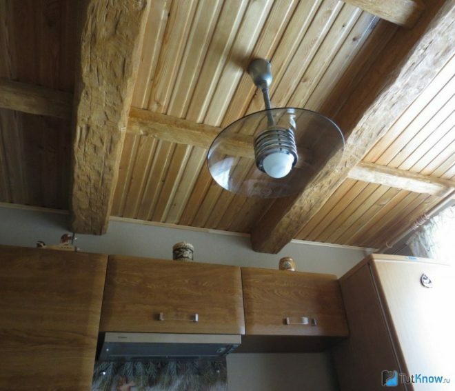 Dřevěný strop v kuchyni