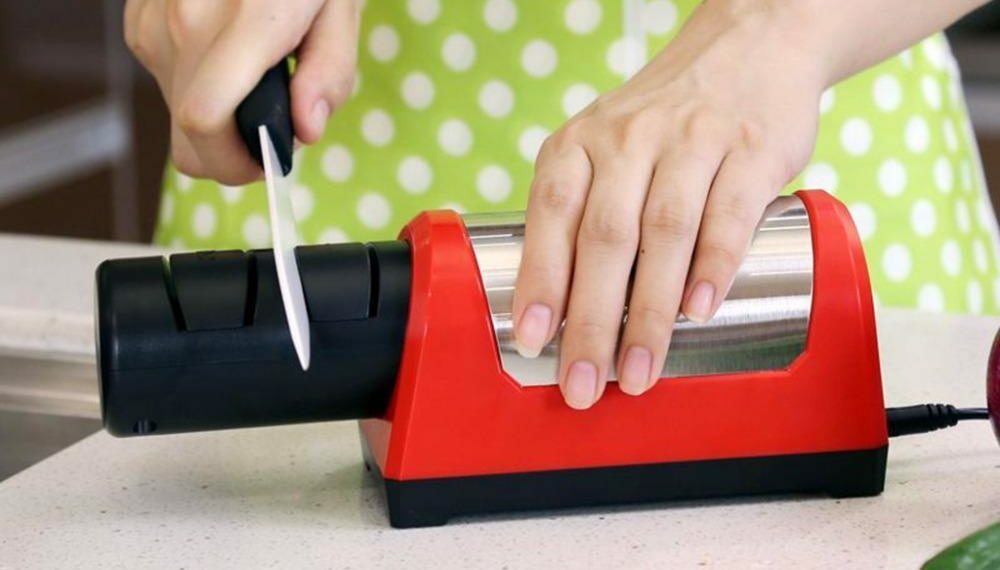 Sharpening a ceramic knife with a hand sharpener