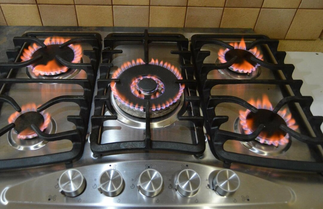 Why gas burns with a red flame on the stove: what determines the color of the flame