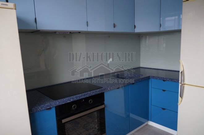 Zila un zila spīdīga virtuve