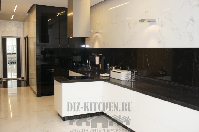 Cozinha moderna em branco e preto sem frentes superiores