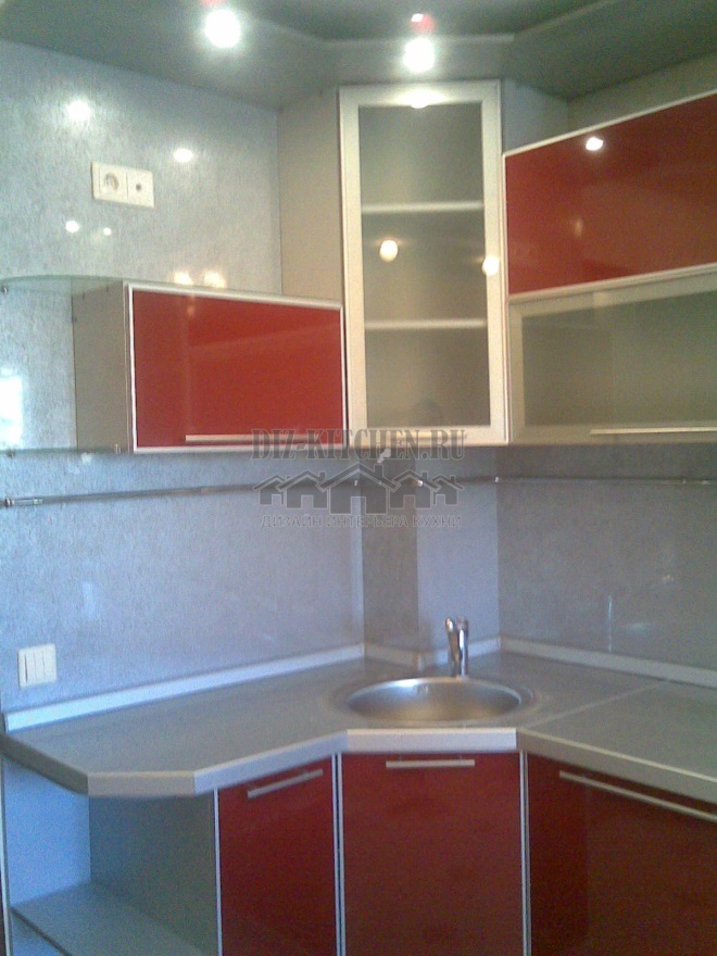 Raudonos ir baltos spalvos moderni virtuvė su padalintais fasadais