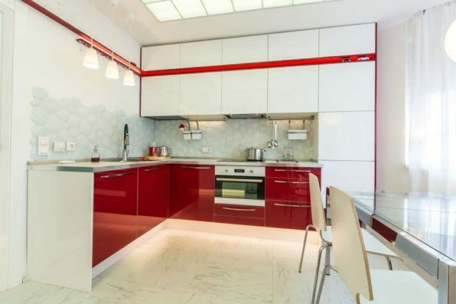 Rdeča in bela kuhinja