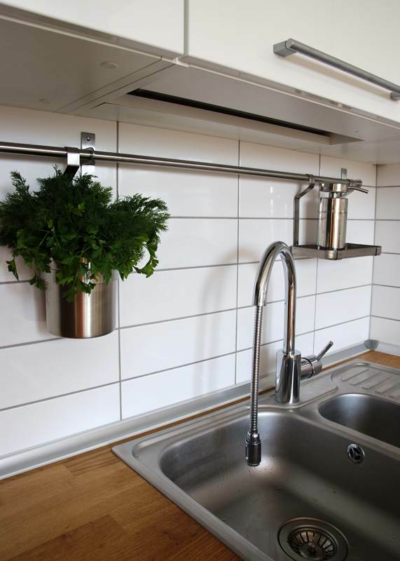 Skandinaaviseen tyyliin valkoinen keittiö-olohuone, jonka pinta-ala on 10,5 msup2sup