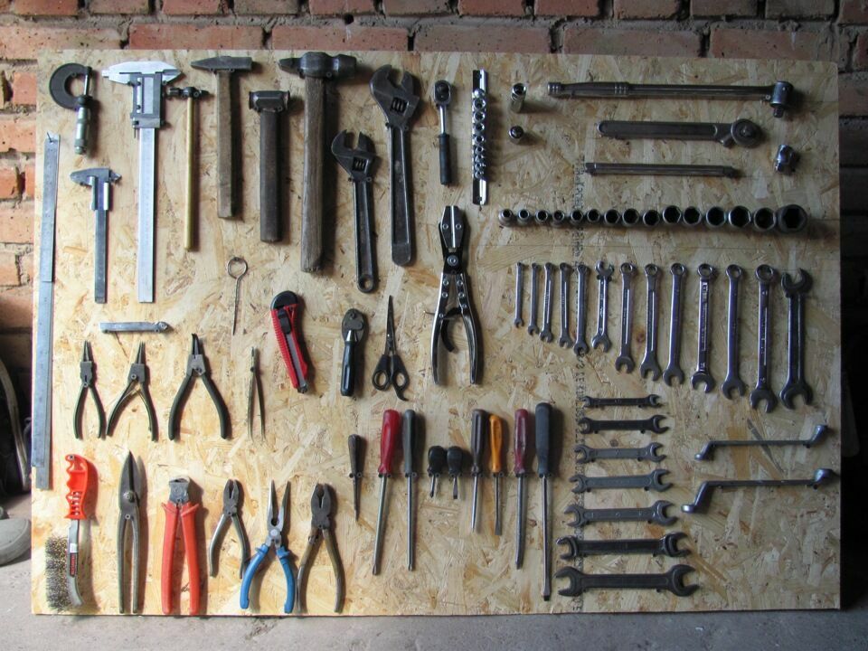 Como pendurar ferramentas em uma parede de garagem: idéias e dicas de garagem