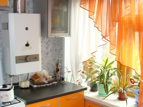 Šviesiai oranžinės užuolaidos virtuvėje