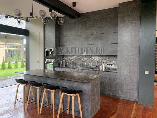 Graue Küche im Loft-Stil mit Marmorrückwand
