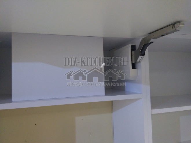 Extractor hood in a special box