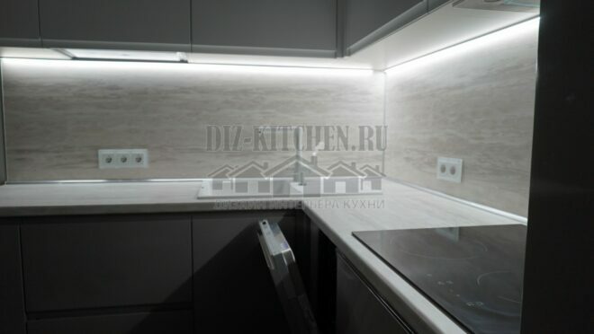 Bielo-šedá rohová kuchyňa s dreveným zadným panelom a doskou