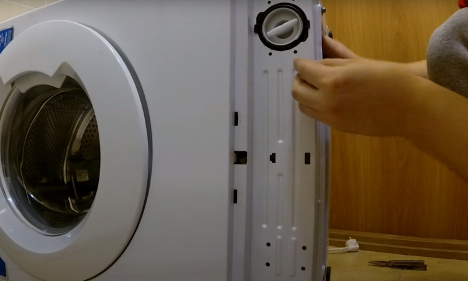 So wechseln Sie die Pumpe in der Waschmaschine Indesit - 9