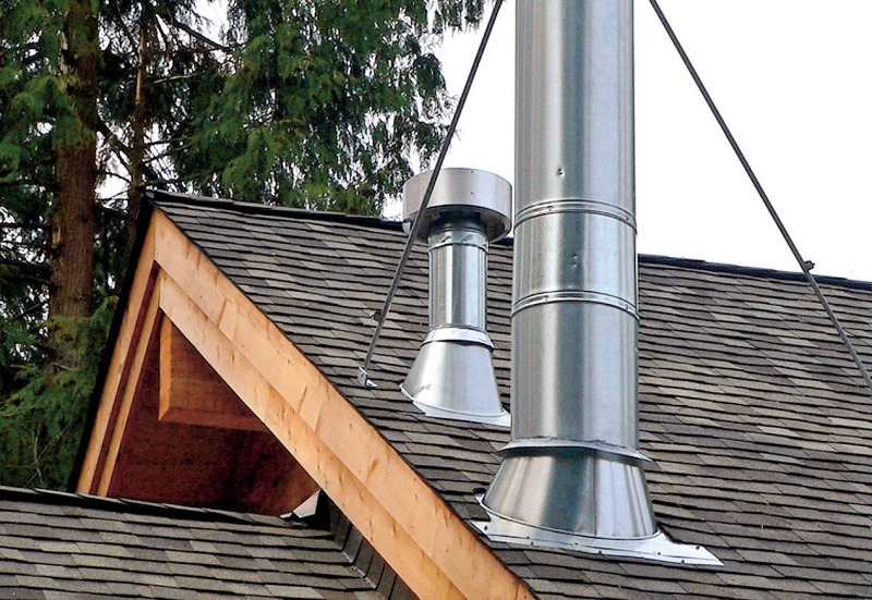 Tuyau de ventilation sur le toit du grenier