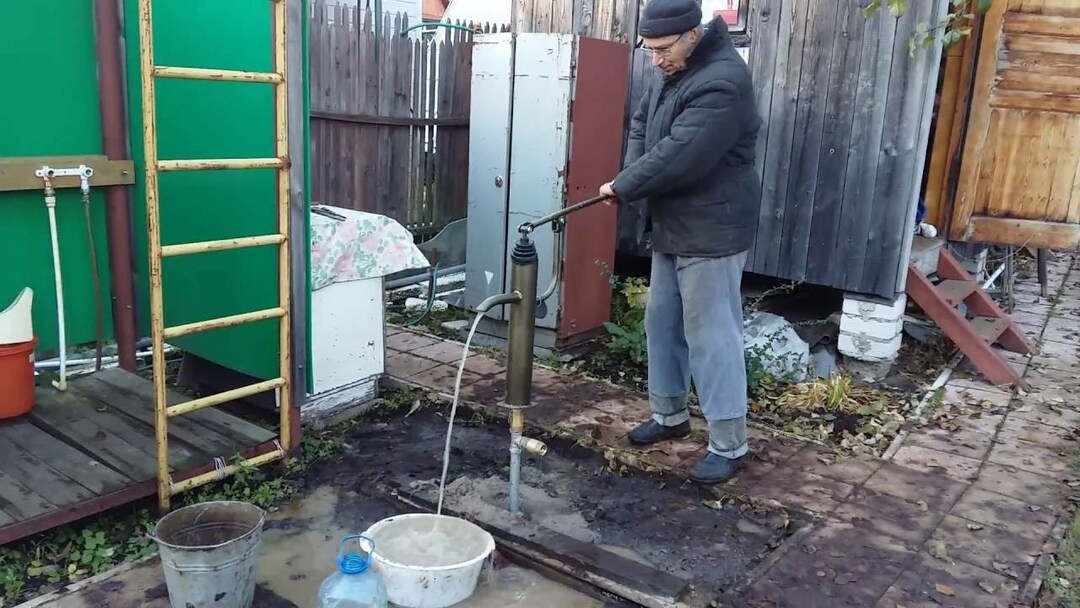 Domestic use of a hand pump