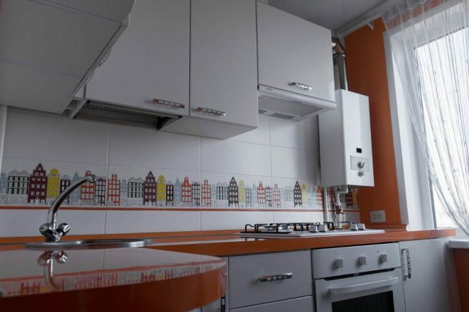 Virtuves dizains ar gāzes ūdens sildītāju: kā ietaupīt vietu