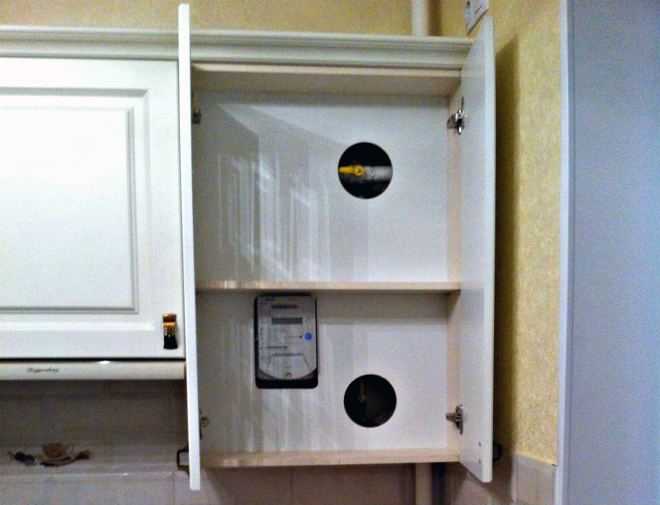 Installation d'un compteur de gaz dans une armoire à double fond