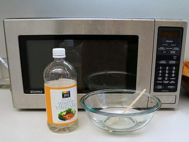 Cleaning the microwave with vinegar