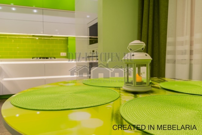 Weiße Hochglanzküche mit hellgrüner Schürze und Tisch