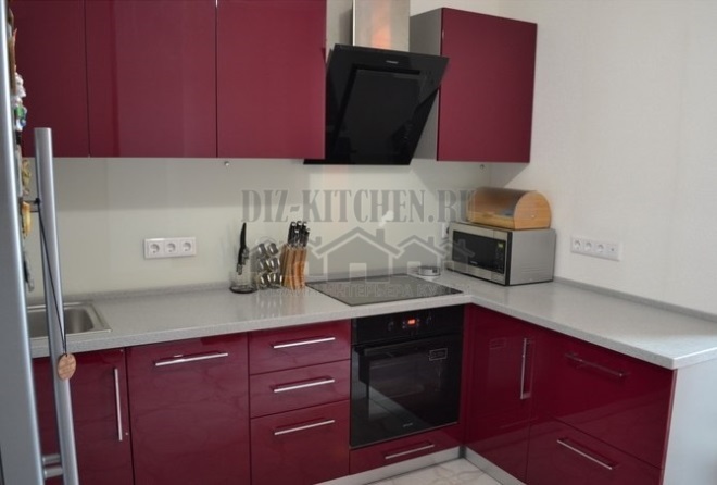 Küche in U-Form in Marmeladenfarbe mit Acrylfassaden