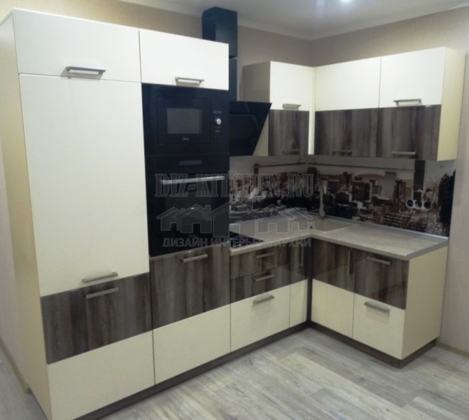 Lite hvitt og brunt kjøkken med fototrykk på forkle