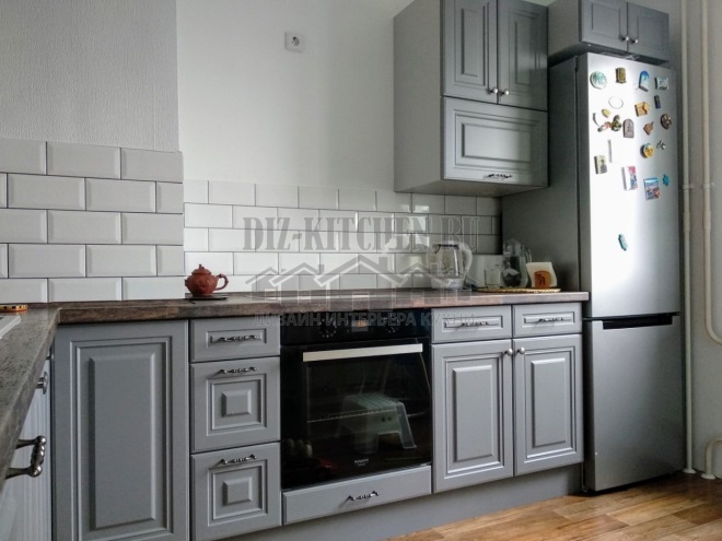 Pilkos spalvos MDF virtuvė su matiniais dažais