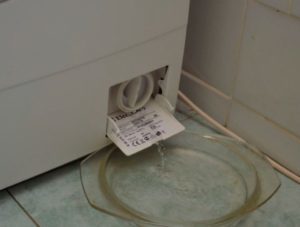 Hogyan ürítsünk vizet a mosógépből - Indesit, LG, Samsung (módon)