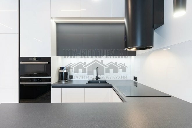 Lakoniška moderni juodai balta blizgi virtuvė