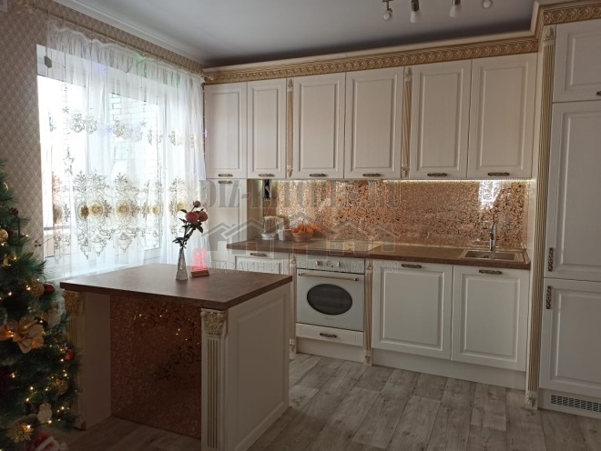 Bucătăria clasică albă a lui Adrian cu decor auriu