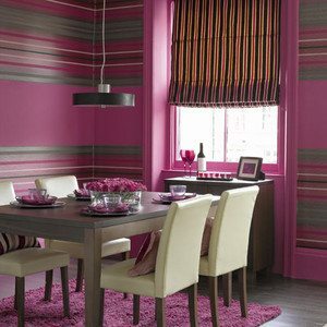 Kuchyň v tmavě růžové barvě
