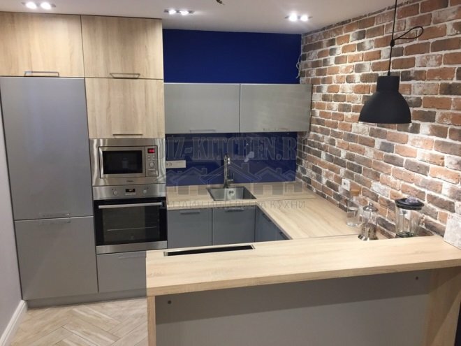 Bucătărie modernă gri-albastru cu perete de cărămidă de accent