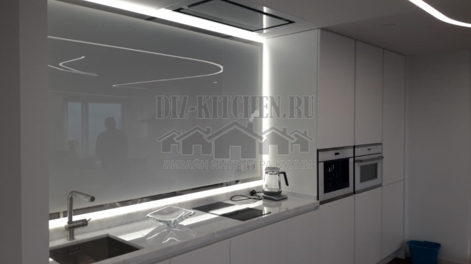 Modern fehér konyha felső sor nélkül, eredeti világítással