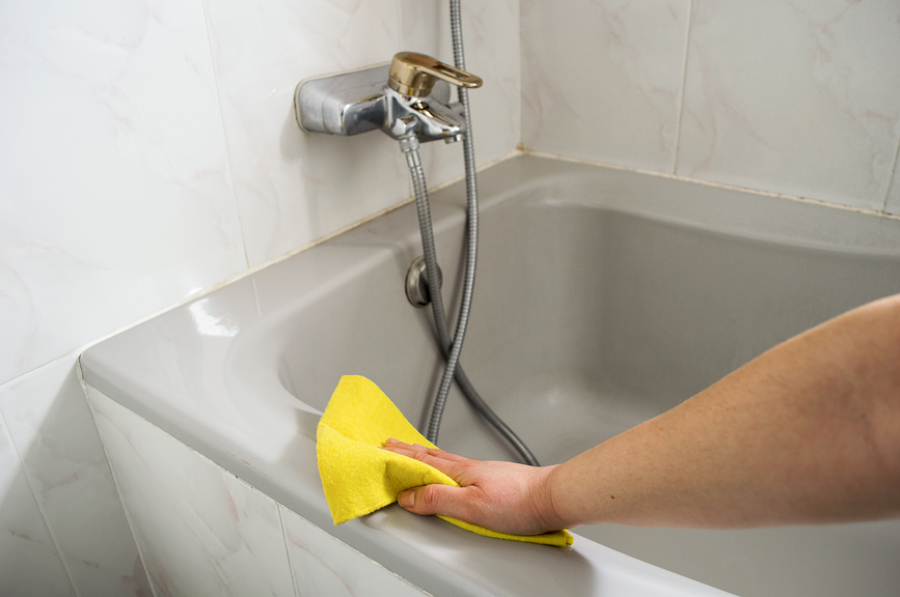 Come lavare un bagno acrilico: regole generali per la cura di una superficie acrilica a casa