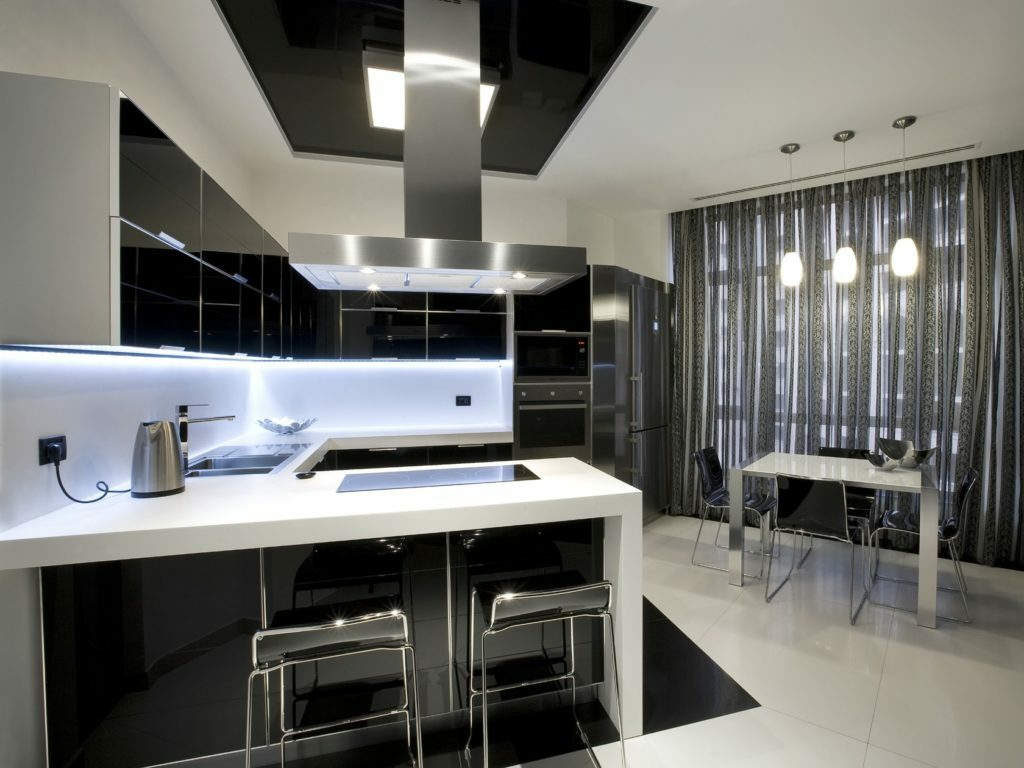 cocina de alta tecnología en blanco y negro