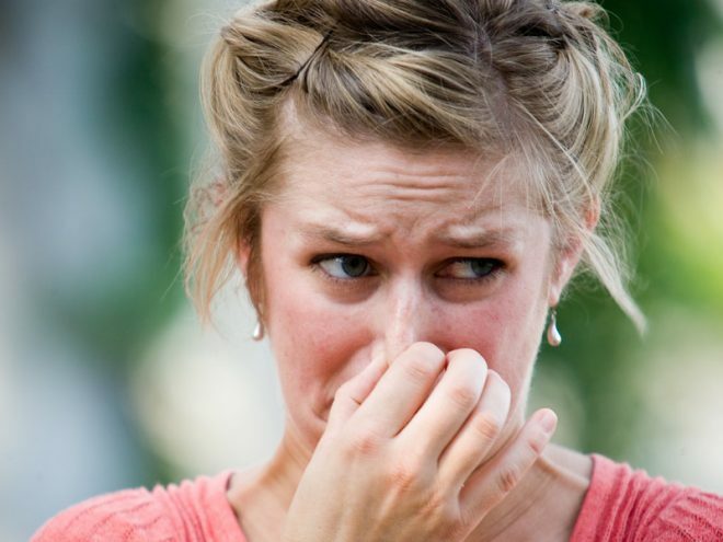 Hogyan távolítsuk el a mikrohullámú szagát otthon: tippek