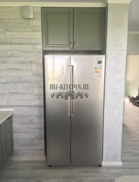 Refrigerator with mezzanine