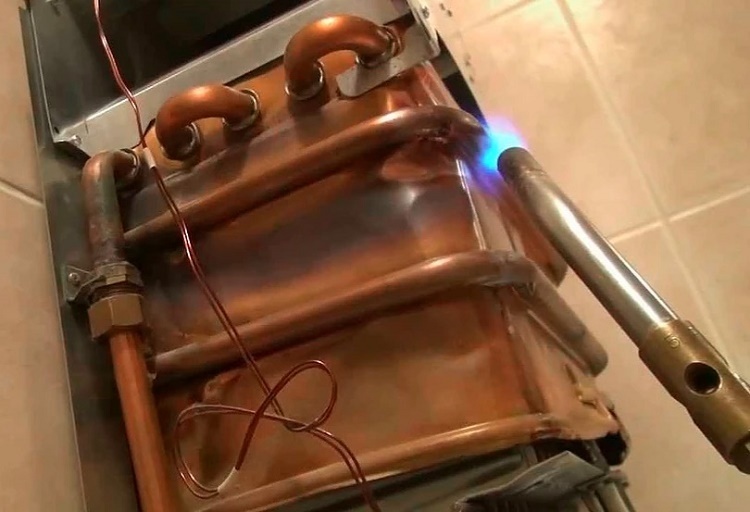 Brasagem do trocador de calor de cobre de uma caldeira a gás