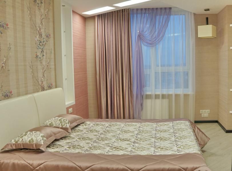 Diseño moderno de cortinas en la foto del dormitorio: reglas para elegir cortinas en el dormitorio, estilos populares, características del diseño moderno de cortinas.