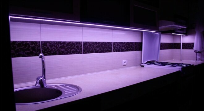 Iluminação de cozinha com superfície de trabalho em faixa de LED