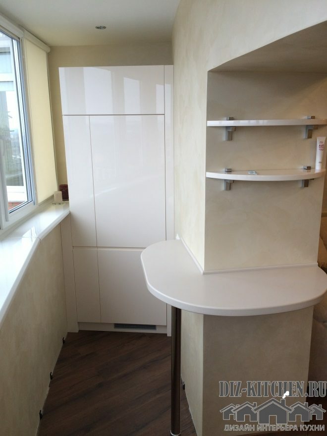 Kuhinja-dnevna soba s točilnim pultom in kombinacija z balkonom