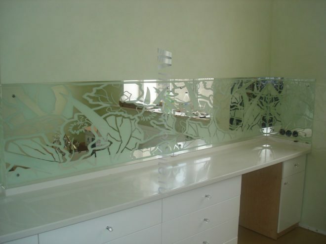 șorț de sticlă în bucătărie albă