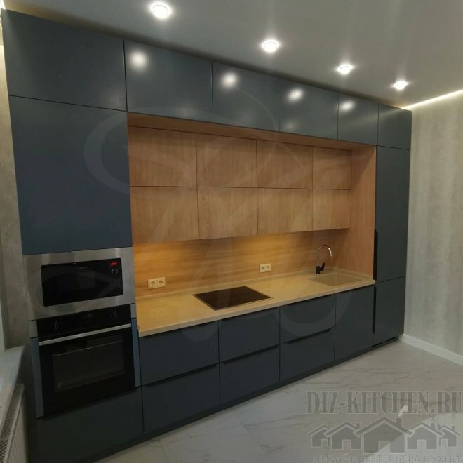 Moderní šedá a modrá kuchyně s dřevěným středem