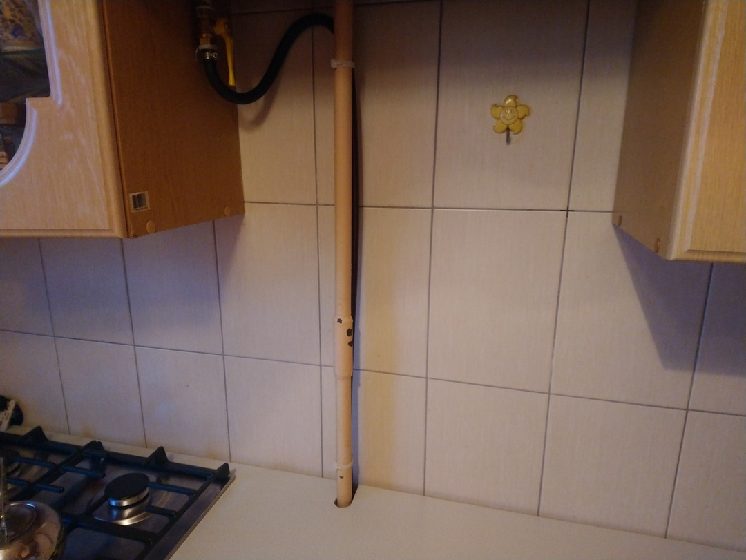 The location of kitchen furniture relative to the gas pipe