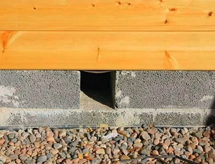 Ventiliacijos juostelės pagrinde iš akytojo betono