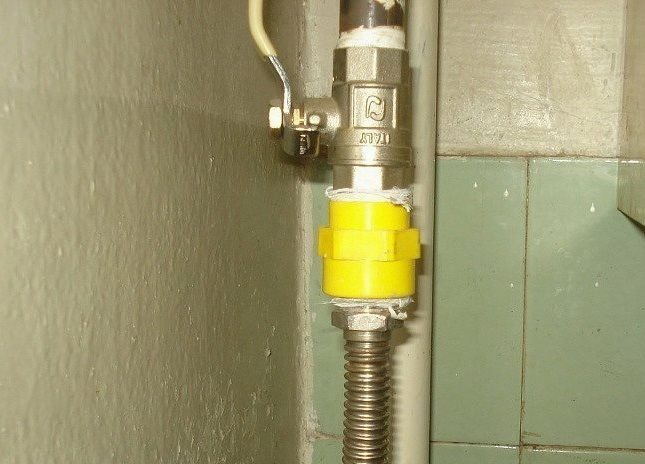 Dielectric insert on the gas pipe