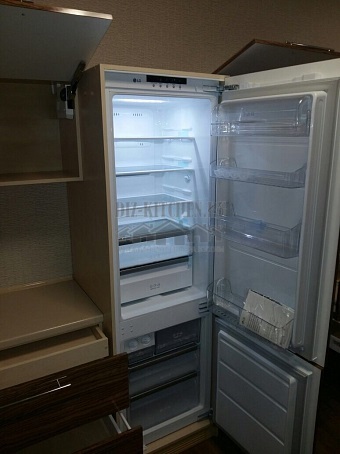 Køleskab skjult bag plastfacader