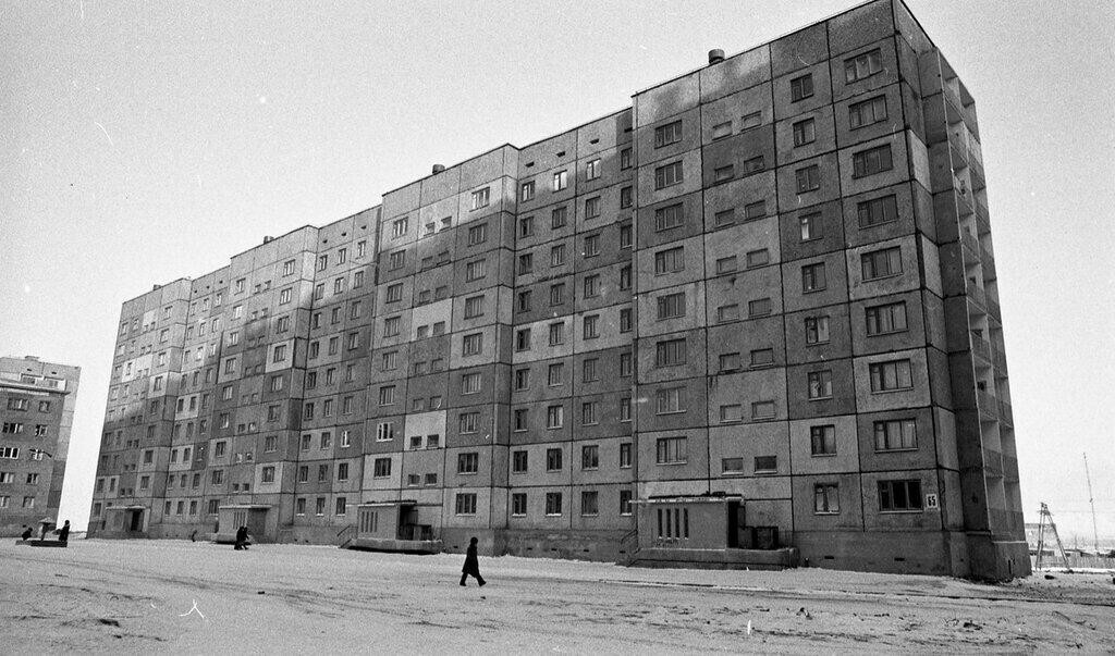 Why in Norilsk residential buildings were built without balconies and they were cleaned where they were